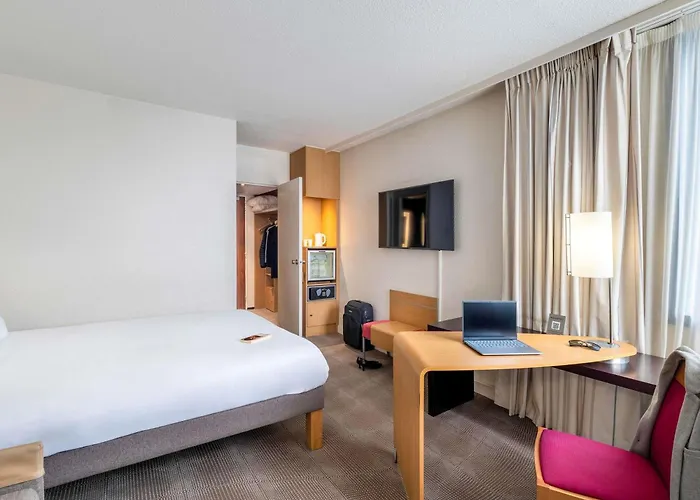 Novotel Centre מלון 4*