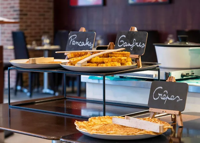 מלון Novotel Centre 4*